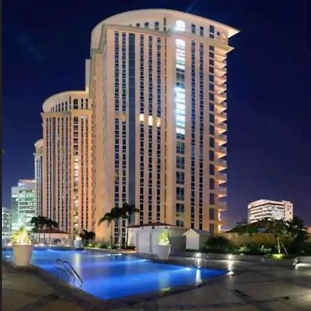 Luxury Bgc Condo In Taguig, Mckinley - Covered Parking And Wifi Free Экстерьер фото