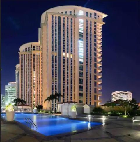 Luxury Bgc Condo In Taguig, Mckinley - Covered Parking And Wifi Free Экстерьер фото