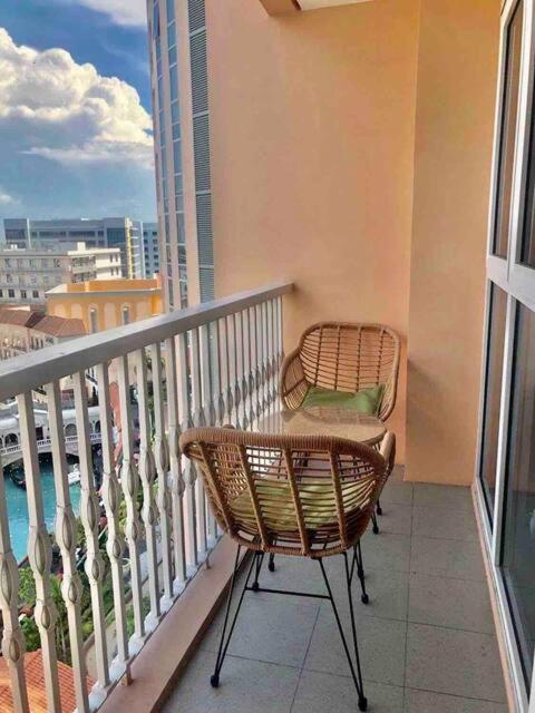 Luxury Bgc Condo In Taguig, Mckinley - Covered Parking And Wifi Free Экстерьер фото
