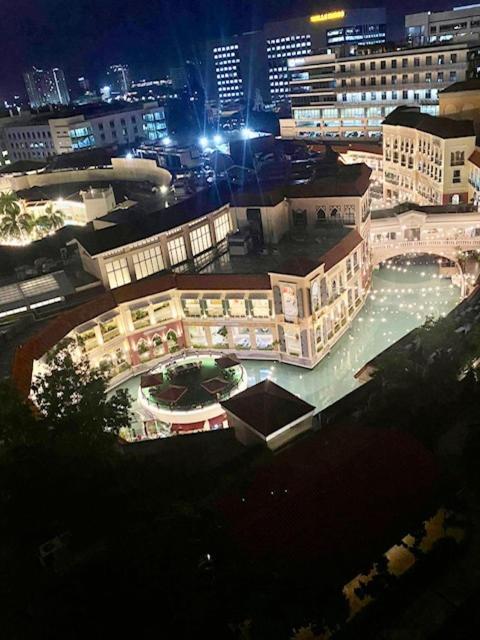 Luxury Bgc Condo In Taguig, Mckinley - Covered Parking And Wifi Free Экстерьер фото